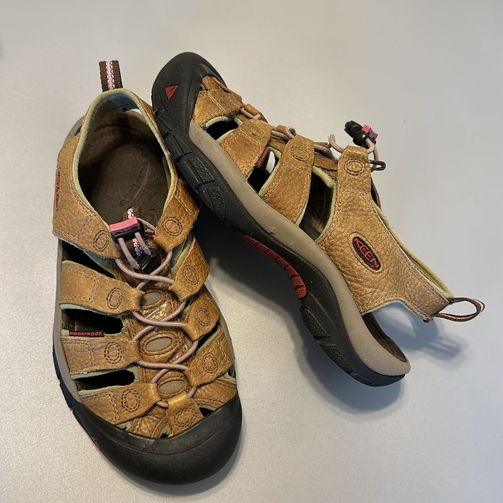 Keen leather, waterproof, hiking sneakers with quick adjustable bungee slider